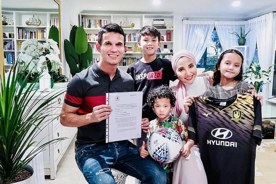 LEMBARAN BARU: Baihakki bersama keluarganya selepas beliau bersetuju bermain untuk Tampines Rovers secara percuma sekiranya musim dimula semula, dengan matlamat ditawar kontrak bergaji musim hadapan. - Foto ihsan BAIHAKKI KHAIZAN