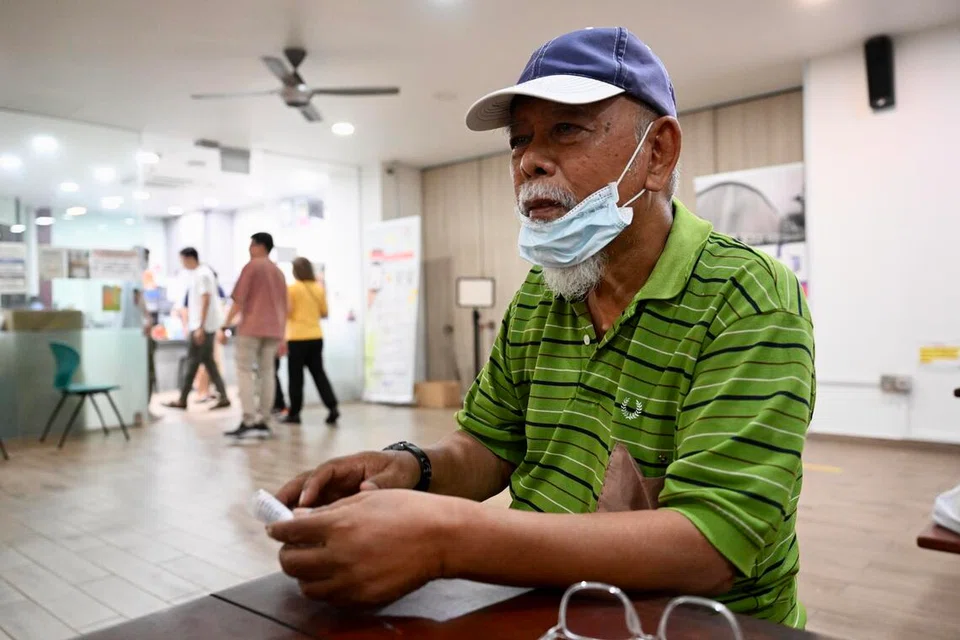 Menurut Encik Mohd Sahir Samsuri, 78 tahun, apabila anak beliau memberitahunya bahawa pelitup sudah boleh diambil di kelab masyarakat berdekatan dengan rumah, beliau mengambil keputsan untuk mengambilnya pada 15 Oktober sebagai langkah penjagaan buat diri sendiri serta isterinya.