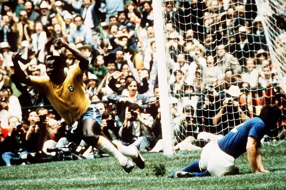 TERHEBAT SEPANJANG ZAMAN: Pele meraikan golnya ketika Brazil menentang Italy dalam perlawanan akhir Piala Dunia 1970 di Mexico. - Foto ACTION IMAGES / SPORTING PICTURES 