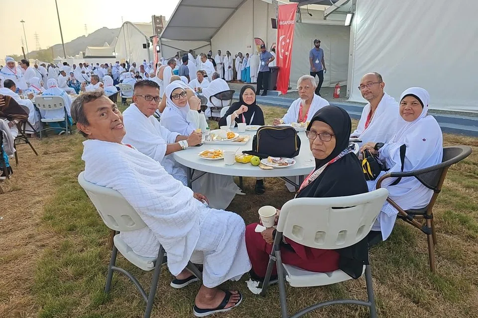 Jemaah berkumpul di kawasan khemah di Arafah sebelum wuquf pada 15 Jun.