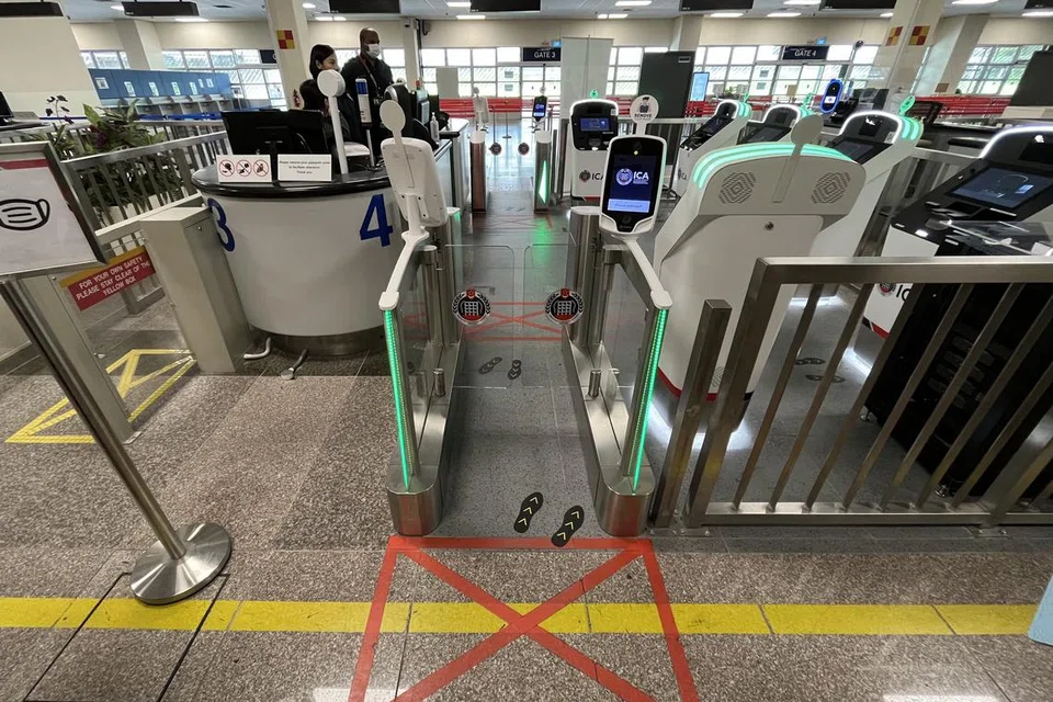 PINTU MASUK KELOMPOK: Individu perlu melihat pengimbas muka biometrik sebelum boleh masuk kelompok untuk menggunakan kiosk automatik.