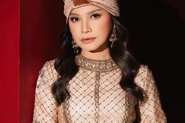 Rossa, fitnah Rossa, pembedahan plastik Rossa, UUITE Indonesia, saman media sosial, berita hiburan Indonesia, manipulasi kandungan digital.