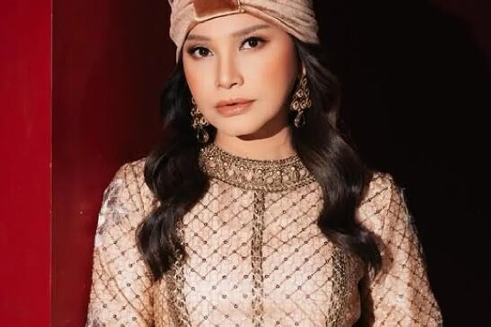 Rossa, fitnah Rossa, pembedahan plastik Rossa, UUITE Indonesia, saman media sosial, berita hiburan Indonesia, manipulasi kandungan digital.