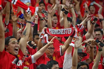 SETIA MENYOKONG: Peminat Manchester United bersorak semasa perlawanan kelab England itu menentang Inter Milan di Stadium Negara, Singapura pada 2019. - Foto fail BH