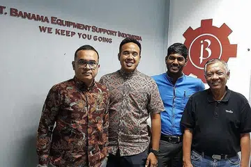 BERSYUKUR: Encik Khaled Banama (kiri) bersama kakitangannya di Indonesia sebelum Covid-19 melanda. Beliau bersyukur perniagaannya dapat diteruskan walaupun operasinya tidak secekap yang diharapkan kerana pekerjanya terpaksa bekerja dari rumah. - Foto ihsan KHALED BANAMA