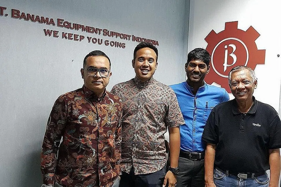 BERSYUKUR: Encik Khaled Banama (kiri) bersama kakitangannya di Indonesia sebelum Covid-19 melanda. Beliau bersyukur perniagaannya dapat diteruskan walaupun operasinya tidak secekap yang diharapkan kerana pekerjanya terpaksa bekerja dari rumah. - Foto ihsan KHALED BANAMA