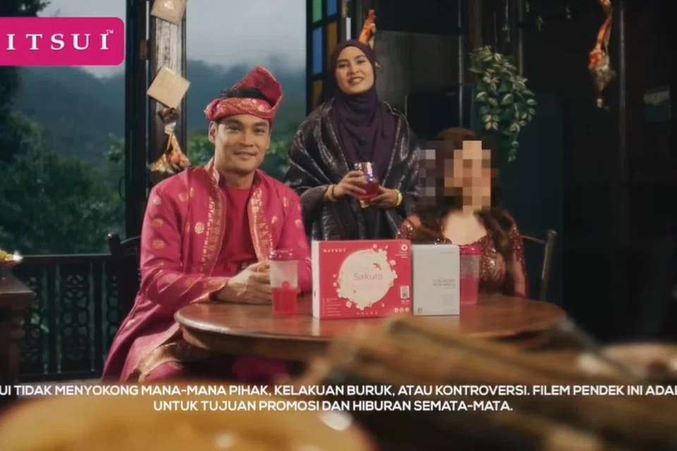 Wajah Ruhainies (kanan) kelihatan dikabur dalam iklan jenama produk kecantikan Kitsui yang turut melibatkan Wany Hasrita (tengah) dan Hisyam Hamid (kiri).