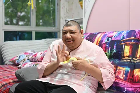 Encik Mohamad Anuar Hamid, 40 tahun, dilahirkan pramatang dengan keadaan microcephaly.