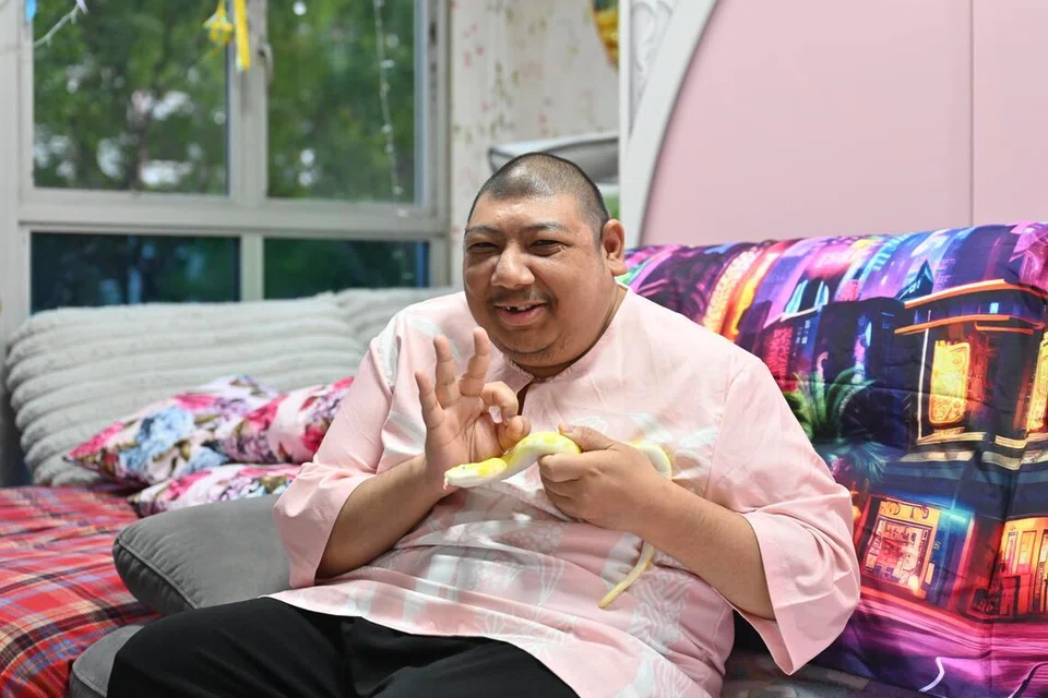 Encik Mohamad Anuar Hamid, 40 tahun, dilahirkan pramatang dengan keadaan microcephaly.