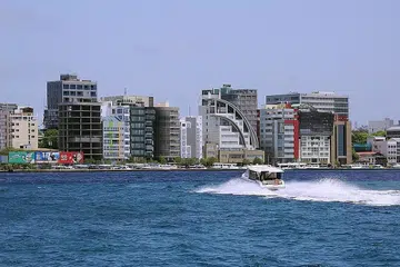TERDEDAH KEPADA ANCAMAN KENAIKAN PARAS AIR LAUT: Kenaikan suhu separuh darjah boleh menyebabkan kesan besar kepada bandar di tepian pantai dan negara kepulauan kecil yang terletak di tengah-tengah lautan seperti Male, ibu kota Maldives, negara terendah di dunia. Lebih 80 peratus kawasan tanah di negara ini terletak hanya 1.6 meter di atas paras laut. - Foto fail
