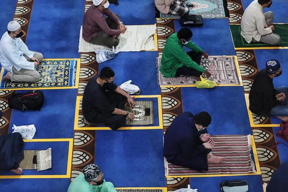 Lebih banyak ruang di lebih banyak masjid akan dibuka dalam beberapa minggu akan datang jika keadaan kekal stabil, kata Muis.