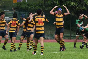 SORAK GEMBIRA: Pemain ACS (I) bersorak selepas pasukan mereka menjaringkan trai kedua mereka untuk menguasai perlawanan - kali ini dengan keputusan muktamad. Peringkat akhir kejohanan ragbi Divisyen A itu diadakan di Stadium Queenstown pada Khamis lalu. - Foto BH KHALID BABA