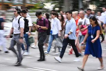 Kenaikan kos tenaga kerja dan ketidaktentuan berterusan terhadap prospek perniagaan mendesak syarikat untuk menjadi lebih berwaspada.
