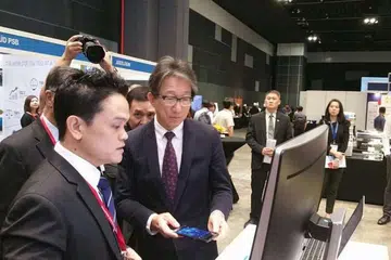 Encik Lim Swee Say meninjau huraian perusahaan HP semasa Persidangan dan Pameran Produktiviti Singapura pada Selasa (1 Nov). 