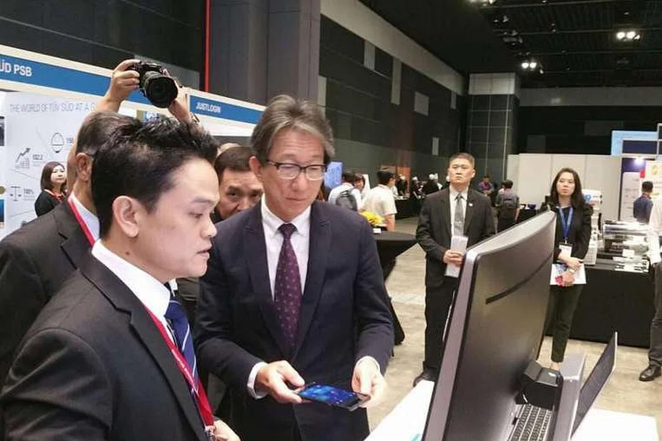 Encik Lim Swee Say meninjau huraian perusahaan HP semasa Persidangan dan Pameran Produktiviti Singapura pada Selasa (1 Nov). 