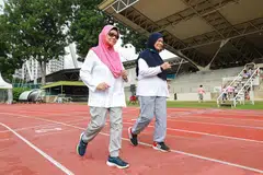 Cik Nortipah Md Noor (kanan) dan Cik Asmah Sooit (kiri) yang melibatkan diri dalam Kelab Berjalan Pantas North West (BWC) lima tahun lalu, kini berjalan pantas dua kali seminggu untuk menyihatkan badan dan mencergaskan minda mereka.