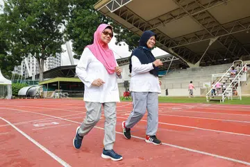 Cik Nortipah Md Noor (kanan) dan Cik Asmah Sooit (kiri) yang melibatkan diri dalam Kelab Berjalan Pantas North West (BWC) lima tahun lalu, kini berjalan pantas dua kali seminggu untuk menyihatkan badan dan mencergaskan minda mereka.