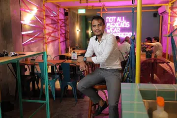 TERUS LATIH PEKERJA: Encik Mustaffa Kamal, pengasas bersama kumpulan rangkaian kafe Blackhole Group, berkata untuk mengatasi cabaran pekerja, pihaknya memastikan untuk melatih semua pekerja agar serba boleh dan melakukan peruntukan semula sumber manusia dalam kumpulan itu. - Foto BH oleh ONG WEE JIN 