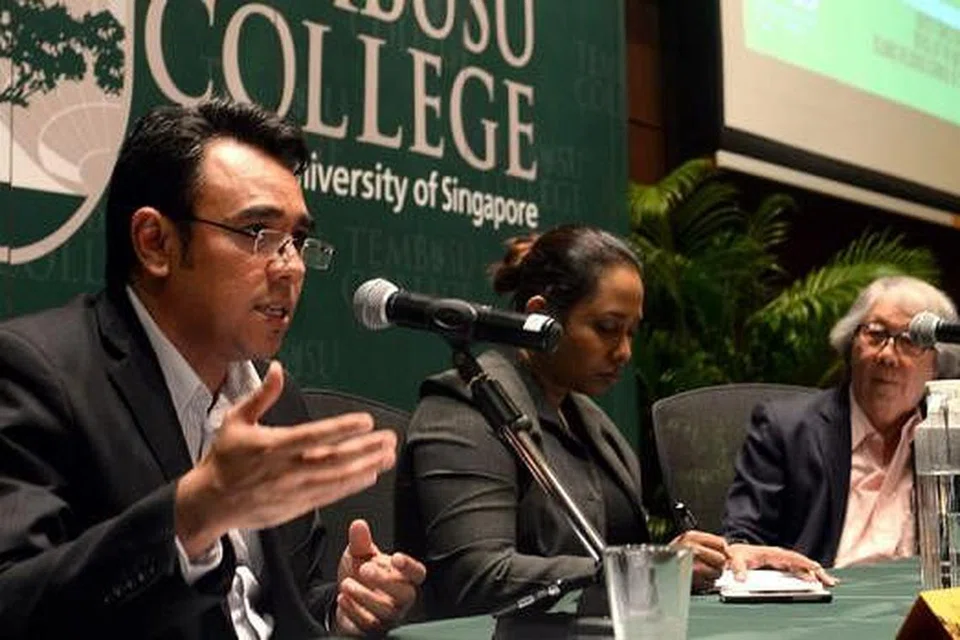 KONGSI PANDANGAN: (Dari kiri) Dr Mohamed Ali telah menyentuh soal tarikan ISIS terhadap belia manakala Dr Jolene Jerard membincangkan strategi ISIS dalam mempengaruhi ramai dalam forum anjuran Kolej Tembusu NUS. - Foto TAUFIK A. KADER