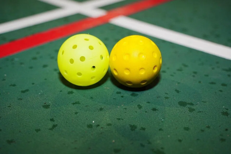 Sebagai ikhtiar alternatif, Cik Afiqah membuat keputusan membeli bola sofbal (kanan) yang lebih senyap bagi enggantikan bola pikel.