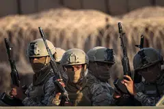 Anggota pasukan anti keganasan Yemen yang disokong Arab Saudi berjaga-jaga di Lapangan Terbang Al-Riyan, di bandar Mukalla, wilayah pesisir selatan Hadramaut, Yaman, pada 19 Januari 2026. Pada hari sama, pegawai Yaman yang disokong Arab Saudi mendakwa UAE mengendalikan penjara rahsia di selatan negara itu, mencerminkan keretakan hubungan yang semakin melebar antara dua sekutu serantau yang kini menjadi pesaing. 