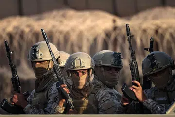 Anggota pasukan anti keganasan Yemen yang disokong Arab Saudi berjaga-jaga di Lapangan Terbang Al-Riyan, di bandar Mukalla, wilayah pesisir selatan Hadramaut, Yaman, pada 19 Januari 2026. Pada hari sama, pegawai Yaman yang disokong Arab Saudi mendakwa UAE mengendalikan penjara rahsia di selatan negara itu, mencerminkan keretakan hubungan yang semakin melebar antara dua sekutu serantau yang kini menjadi pesaing. 