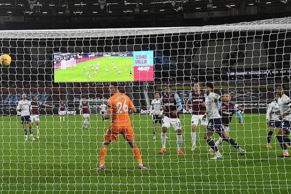 JARINGAN: Pemain West Ham Jarrod Bowen (dua dari kanan) menjaringkan gol kedua pasukannya semasa perlawanan bola sepak Liga Perdana Inggeris antara West Ham United dan Aston Villa di London. - Foto EPA-EFE
