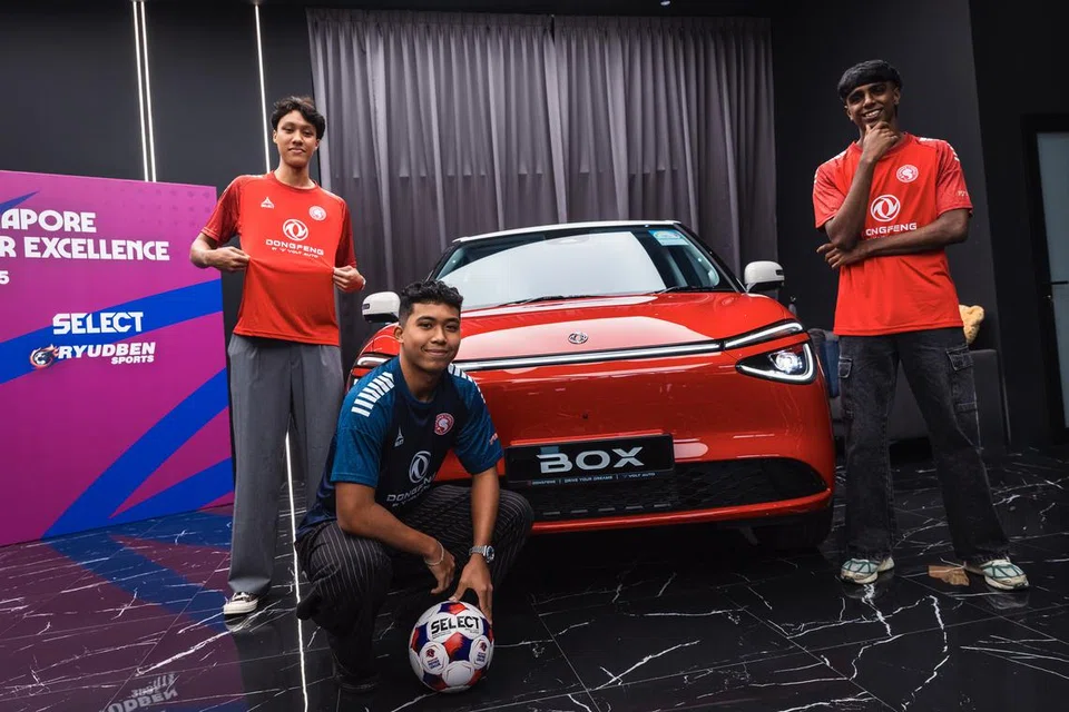 Pemain pasukan Liga Perdana Singapura Young Lions bergambar bersama kereta Dongfeng oleh Volt Auto dan syarikat pengedar bola sepak terkemuka dunia, Select. Penajaan kededua syarikat  mempamerkan keyakinan terhadap pembangunan bola sepak tempatan.