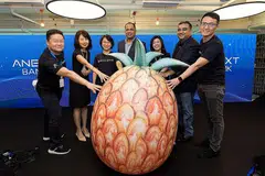 PELANCARAN: Ketua Pegawai Teknologi Kewangan MAS, Encik Sopnendu Mohanty, dan CEO ANEXT Bank, Cik Toh Su Mei, (empat dan lima dari kiri)bersama para pegawai kanan lain di pelancaran ANEXT Bank, - Foto ANEXT BANK