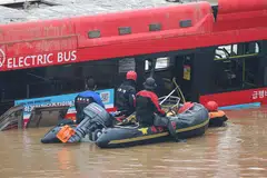 MATI TERPERANGKAP: Pekerja penyelamat Korea Selatan mencari orang hilang berhampiran bas di jalan menuju ke terowong bawah tanah di mana kira-kira 15 kereta terperangkap dalam air banjir selepas hujan lebat di Cheongju pada 16 Julai 2023.