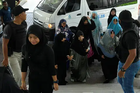 Seorang daripada empat anak pengasas Al-Arqam yang juga isteri kepada Ketua Pegawai Ekselutif (CEO) Global Ikhwan Holdings Sdn Bhd (GISBH), antara 19 yang dibawa ke Mahkamah Majistret Shah Alam untuk mendapatkan perintah reman selama tujuh hari, bermula pada 19 September.