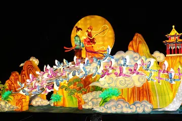KISAH MITOS: Tanglung besar menggambarkan kisah cinta  mitologi Cina antara penggembala lembu dengan pari-pari antara yang dipaparkan di acara Pesta Pertengahan Musim Luruh di Gardens by the Bay. 