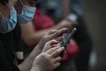 MASIH DILANGGAN: Ada sekitar 700,000 langganan 3G di sini hingga April lalu, dengan lebih 1.5 juta alat bimbit masih bergantug pada rangkaian itu. - Foto fail