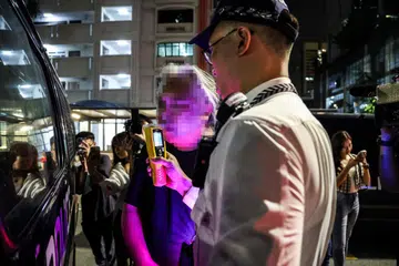UJIAN PERNAFASAN: Seorang pegawai Polis Trafik melakukan satu ujian pernafasan untuk mengukur berapa banyak alkohol berada dalam udara yang dihembus pemandu itu.