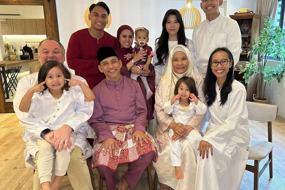 Aizat (berdiri, berbaju Melayu merah) bergambar bersama isteri dan bayi, serta ibu bapanya (duduk, dua dan tiga dari kiri). Bersama dalam gambar ialah abangnya (berdiri, paling kanan) dan kakaknya (duduk, paling kanan) serta keluarga mereka masing-masing.