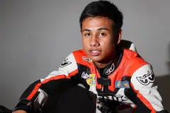 BIMBING GENERASI MUDA: Dalam klinik hari ini, pelumba motosikal tempatan di litar antarabangsa, Encik Muhd Jazil Juraimi, memberi panduan menunggang dengan yakin dan selamat kepada anak muda yang baru terlibat dalam sukan permotoran. - Foto FAIL