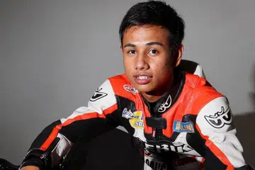 BIMBING GENERASI MUDA: Dalam klinik hari ini, pelumba motosikal tempatan di litar antarabangsa, Encik Muhd Jazil Juraimi, memberi panduan menunggang dengan yakin dan selamat kepada anak muda yang baru terlibat dalam sukan permotoran. - Foto FAIL