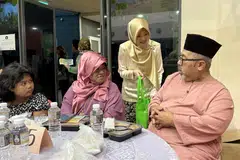 Menteri Negara (Penerangan dan Pembangunan Digital merangkap Kesihatan), Cik Rahayu Mahzam (berdiri) mengagihkan pek berisi makanan runcit lebih sihat di Kelab Masyarakat Gek Poh Ville pada 23 Mac. Acara tersebut dihadiri 200 benefisiari berbilang bangsa dan agama.