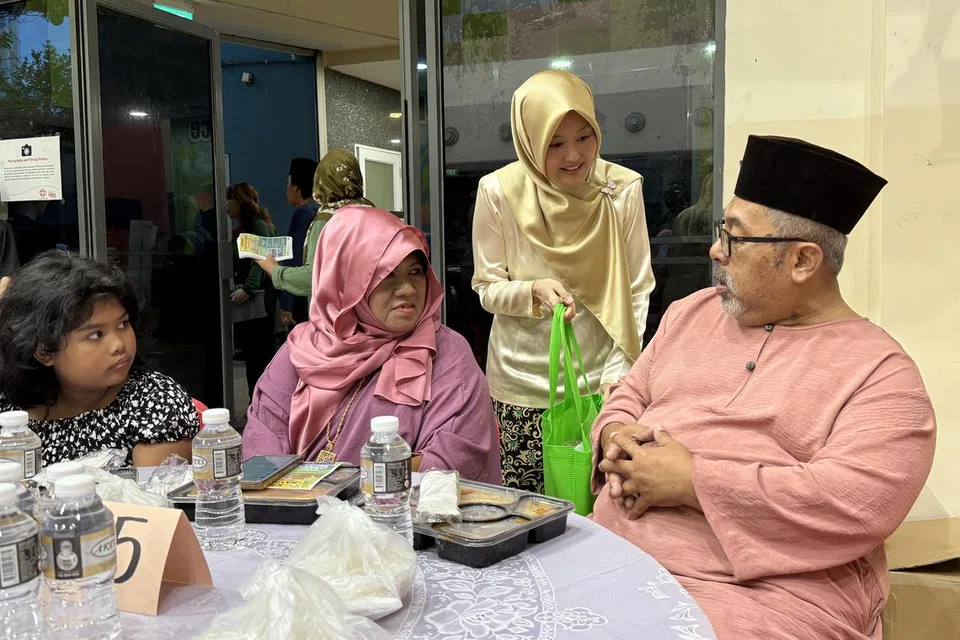 Menteri Negara (Penerangan dan Pembangunan Digital merangkap Kesihatan), Cik Rahayu Mahzam (berdiri) mengagihkan pek berisi makanan runcit lebih sihat di Kelab Masyarakat Gek Poh Ville pada 23 Mac. Acara tersebut dihadiri 200 benefisiari berbilang bangsa dan agama.