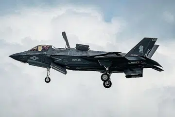DITEMPATKAN: Jet pejuang F-35B Pasukan Udara Amerika Syarikat (USAF) semasa ia melakukan pendaratan dan juga perlepasan vertikal sewaktu Pameran Udara Singapura 2020. Singapura dijangka akan membuat tempahan bagi empat jet pejuang tersebut pada 2026. - Foto ZAOBAO