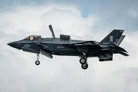 DITEMPATKAN: Jet pejuang F-35B Pasukan Udara Amerika Syarikat (USAF) semasa ia melakukan pendaratan dan juga perlepasan vertikal sewaktu Pameran Udara Singapura 2020. Singapura dijangka akan membuat tempahan bagi empat jet pejuang tersebut pada 2026. - Foto ZAOBAO