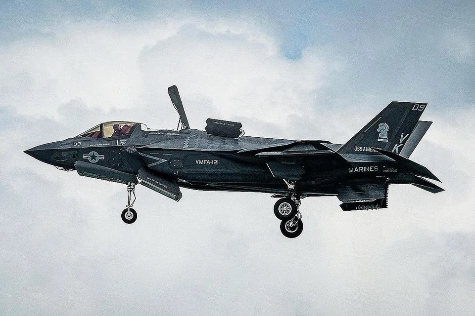 DITEMPATKAN: Jet pejuang F-35B Pasukan Udara Amerika Syarikat (USAF) semasa ia melakukan pendaratan dan juga perlepasan vertikal sewaktu Pameran Udara Singapura 2020. Singapura dijangka akan membuat tempahan bagi empat jet pejuang tersebut pada 2026. - Foto ZAOBAO