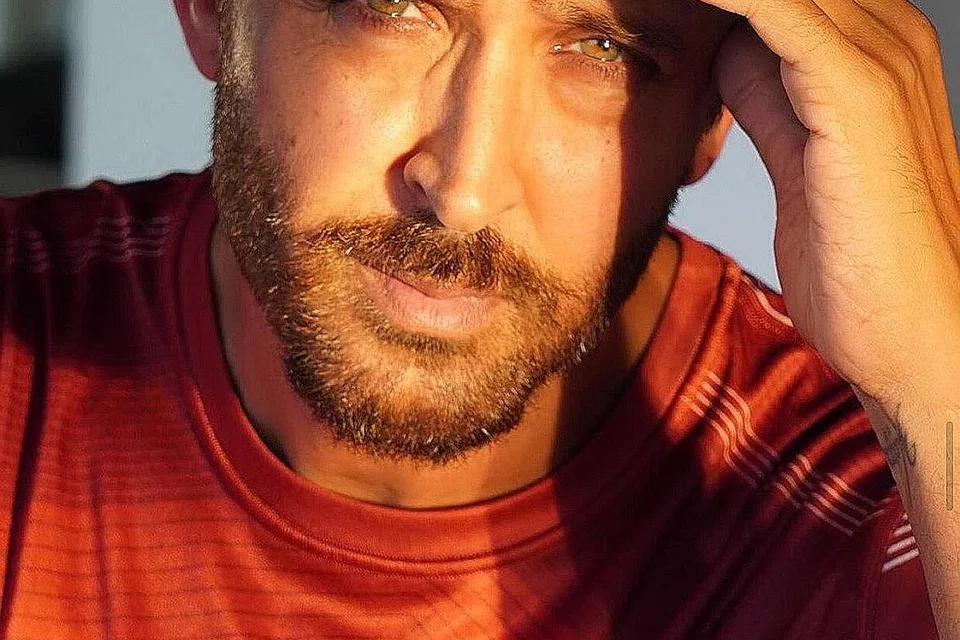 KATA-KATA PERANGSANG DIBERI: Hrithik (gambar atas) mencatat nota pemberi motivasi buat anak Shah Rukh Khan, Aryan, yang kini dalam tahanan kerana disyaki terlibat dalam kes kartel dadah di Mumbai. - Foto INSTAGRAM HRITHIK ROSHAN, AFP