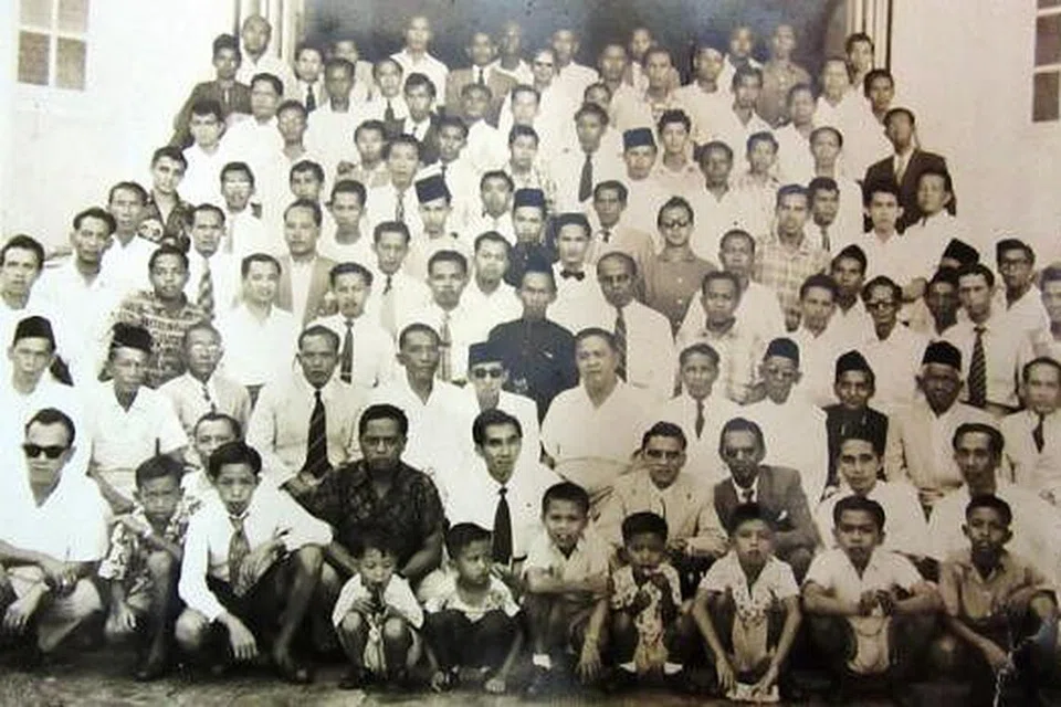 MAJLIS PERTEMUAN MERAPATKAN SILATURAHIM: Majlis pertemuan kaum keluarga termasuk beberapa orang kaya Banjar yang pernah diadakan di sebuah rumah di East Coast Road dalam 1957. - Foto-foto lama ihsan BURHAN MOHAMED