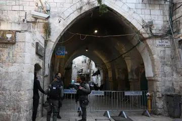 Polis sempadan Israel mengawal dan menutup lorong-lorong menuju ke Tembok Barat di Kota Lama Baitulmakdis pada 2 Mac 2026. Penutupan itu dilaksanakan selepas arahan keselamatan dikeluarkan susulan serangan udara balas Iran terhadap Israel. Polis Israel mengarahkan supaya pintu beberapa tapak suci utama di Kota Lama ditutup, termasuk Gereja Makam Suci, Tembok Barat serta kompleks Masjid Al-Aqsa.
