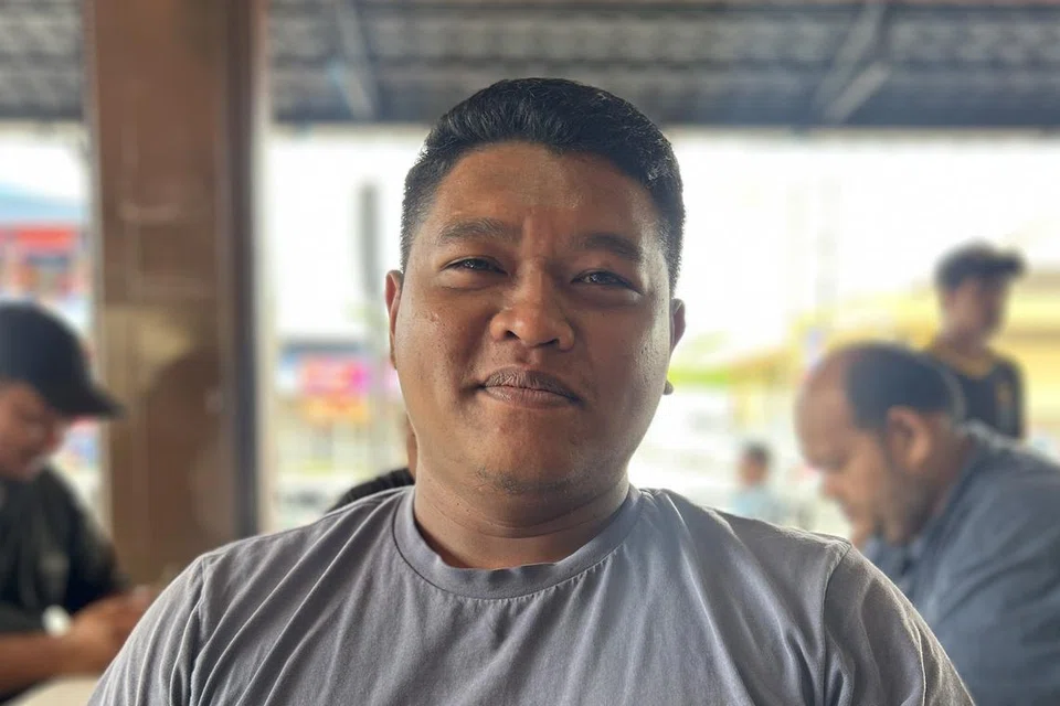 Pengerusi Kelab Belia Kampung Oren, Encik Khairul Nur Safuan, 33 tahun, menyatakan keyakinannya terhadap rondaan berkala pihak polis yang mengembalikan ketenteraman pekan Tiram.