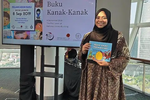 MEMPERTINGKAT KEMAHIRAN INTELEKTUAL KANAK-KANAK: Cik Noor Farzianah Noor Aziz, penulis bersama buku Telur Emas Permaisuri bergambar selepas Majlis Pelancaran Buku Kanak-Kanak 2019 anjuran Ungu Pen di The Pod, Perpustakaan Negara Singapura. Seorang lagi penulis buku ini, Cik Nur Syafizah Rohayat, tidak hadir pada majlis tersebut. - Foto ihsan NOOR FARZIANAH NOOR AZIZ