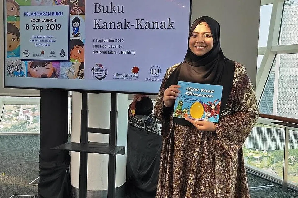 MEMPERTINGKAT KEMAHIRAN INTELEKTUAL KANAK-KANAK: Cik Noor Farzianah Noor Aziz, penulis bersama buku Telur Emas Permaisuri bergambar selepas Majlis Pelancaran Buku Kanak-Kanak 2019 anjuran Ungu Pen di The Pod, Perpustakaan Negara Singapura. Seorang lagi penulis buku ini, Cik Nur Syafizah Rohayat, tidak hadir pada majlis tersebut. - Foto ihsan NOOR FARZIANAH NOOR AZIZ