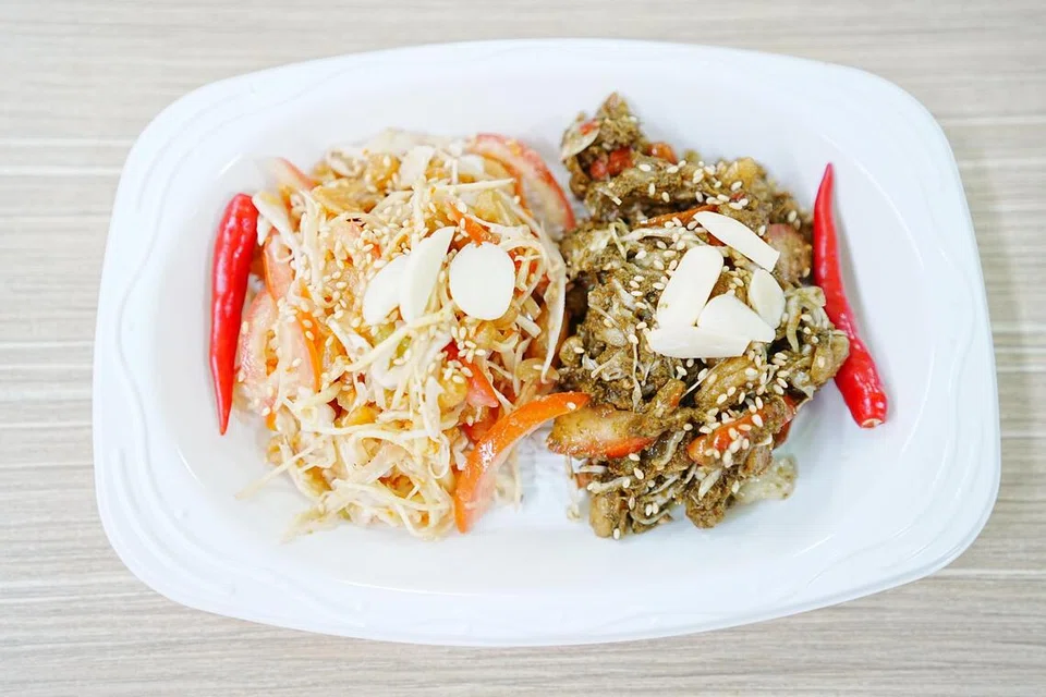 ‘Laphat thuke’, salad jeruk daun teh versi asli ($6) (kiri), dan versi yang menggunakan halia (kanan), untuk rasa yang lebih menyegarkan.