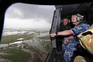 BANJIR: Pegawai Australia menunjukkan kawasan terjejas dek banjir yang dibawa puting beliung Debbie di daerah Bowen, Queensland utara, semalam. Hujan lebat menjejas bantuan kecemasan. - Foto AFP